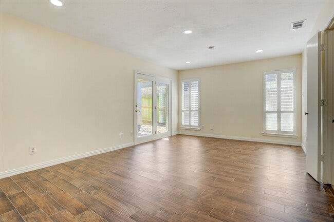 Building Photo - 15 Bendwood Dr