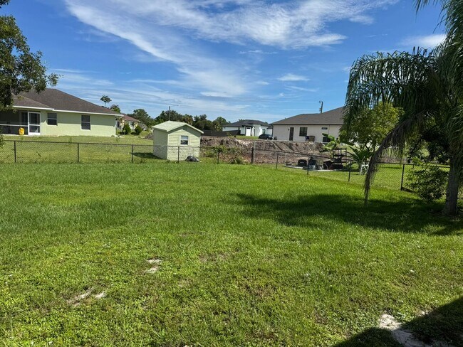 Building Photo - 3/2 Single Family Home in Lehigh Acres for...