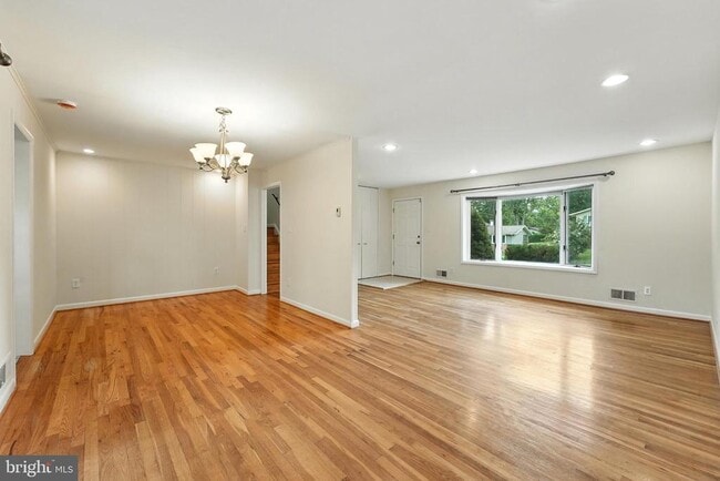 Building Photo - 5011 Roslyn Rd