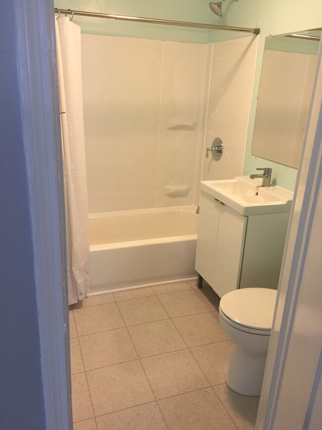 Full bath - 2307 W 7th St