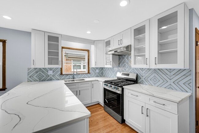 Building Photo - 5740 N Lowell Ave