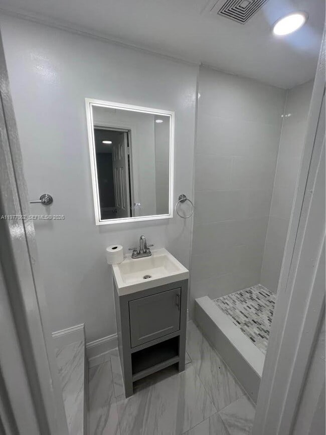 Building Photo - 18 Miami Gardens Rd