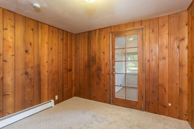 Building Photo - 2408 Lake Dr