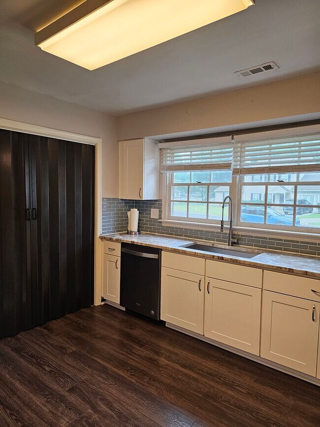 Building Photo - 803 Haskins Dr