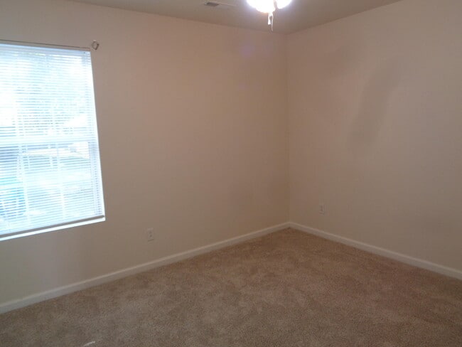 Building Photo - 408 Lindy Ln