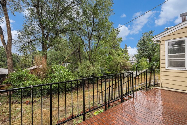 Building Photo - Cheyenne Canyon / 3 bedroom, 2 car garge, ...