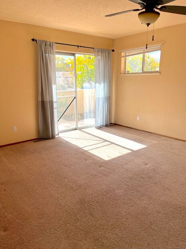Building Photo - Move In Ready Near UNM and Nob Hill!! This won't last long!