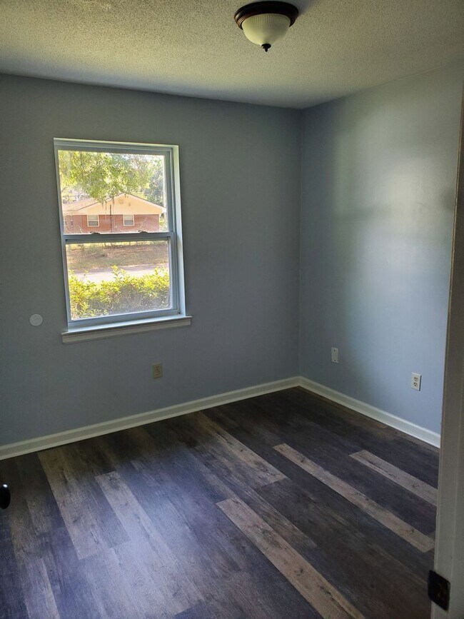 Building Photo - Spacious, quiet neighborhood