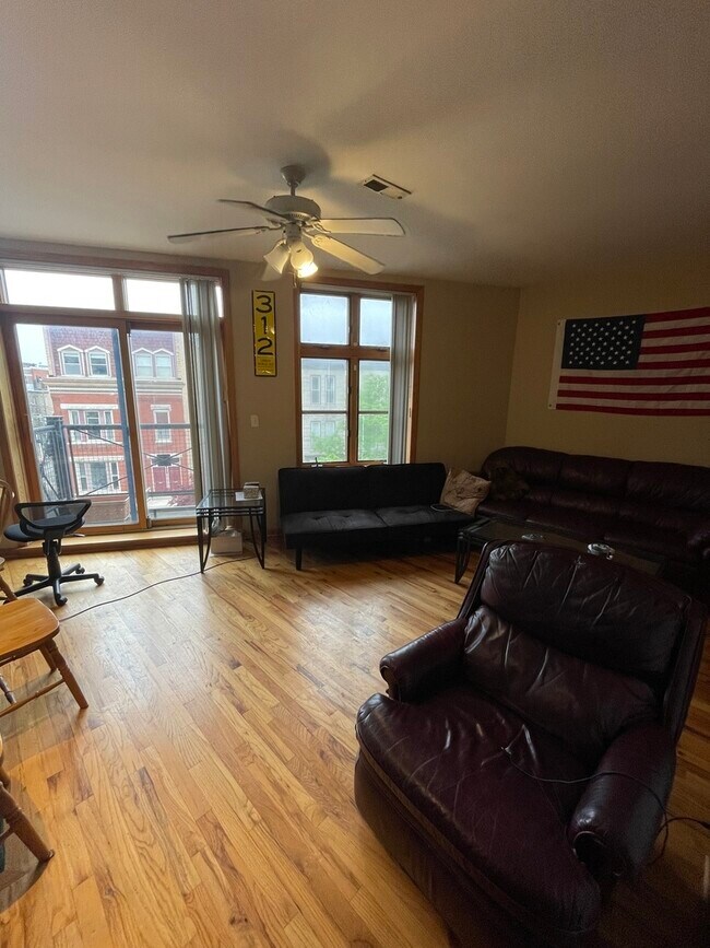 Building Photo - 865 W Buckingham Pl