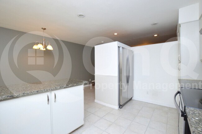 Building Photo - 2331 W Carson Dr