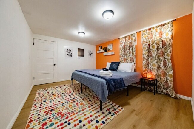 Building Photo - 170 E 100 N