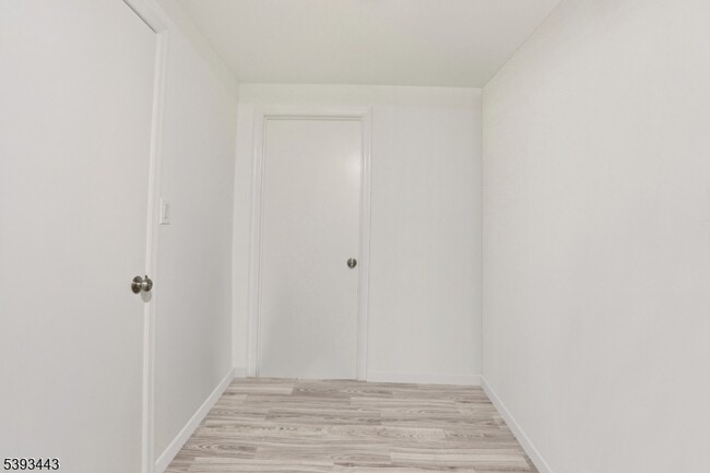 Building Photo - 214 S Valley Rd