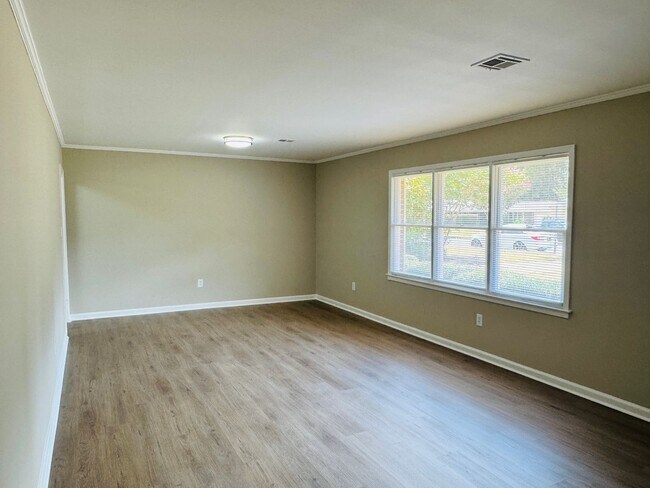 Building Photo - Room to Roam, Comfort to Stay — This Updat...