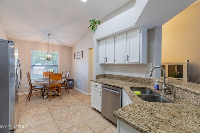 Building Photo - 12582 Hickory Lakes Dr S