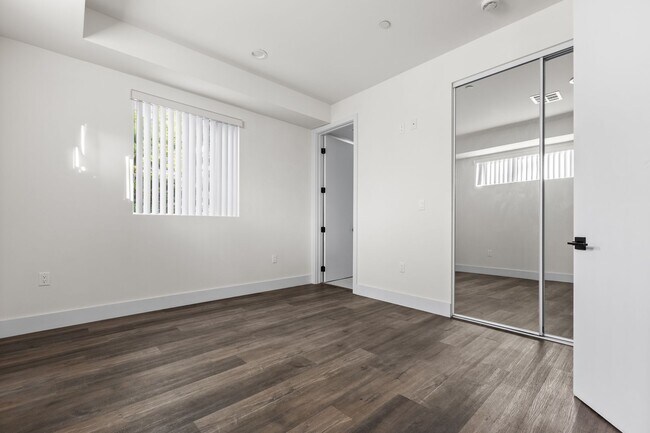 Building Photo - A beautifully designed and renovated 4 bed / 4 1/2 bath townhome located in the desirable Sawtell...