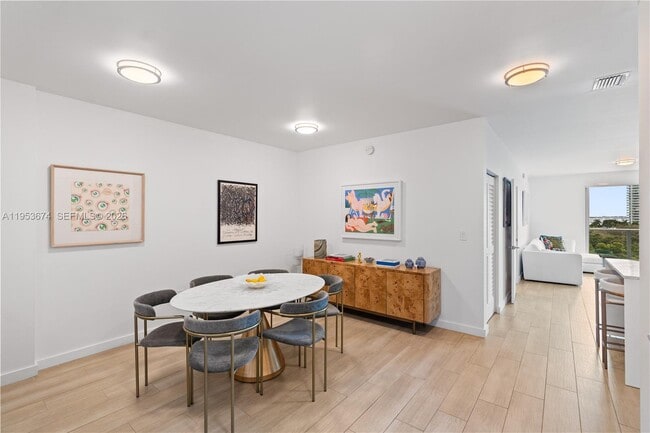 Building Photo - 1600 SW 1st Ave