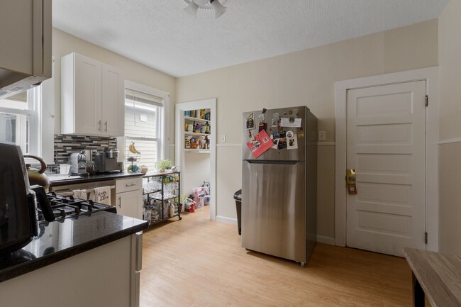 Building Photo - HUGE THREE BED IN SOMERVILLE!!!!!!!!