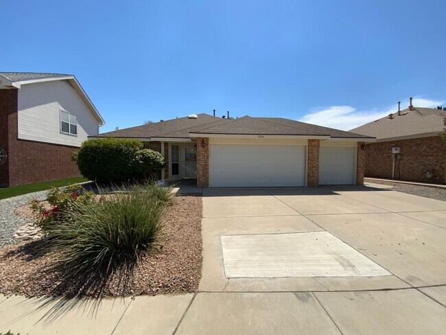 Primary Photo - 3 Bedroom Single Story home Near Paseo Del...