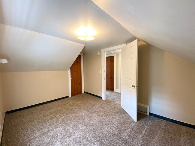 Building Photo - 4 Bedroom Near NDSU!!