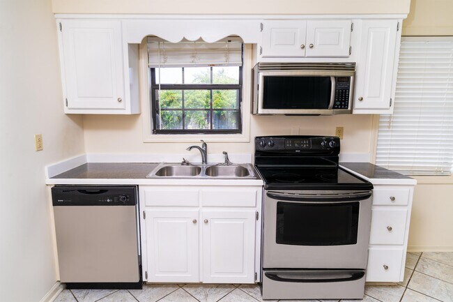 Building Photo - 1818 Stafford Cove