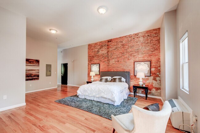 Building Photo - 231 E North Ave