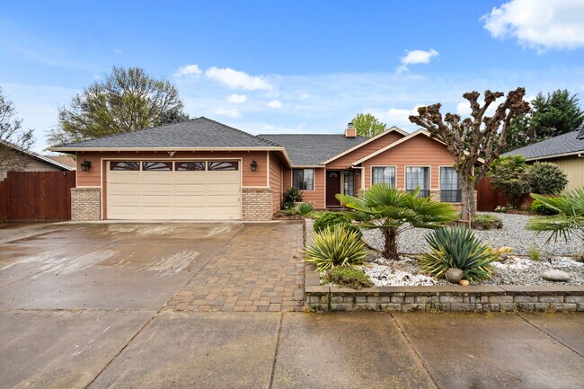 Building Photo - 2360 Temple Dr