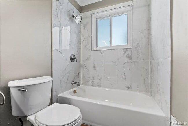 Building Photo - Gorgeous Madison Heights Gem!