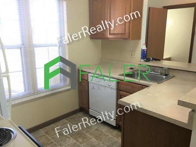 Building Photo - Spacious 2 Bed, 1.5 Bath Townhome