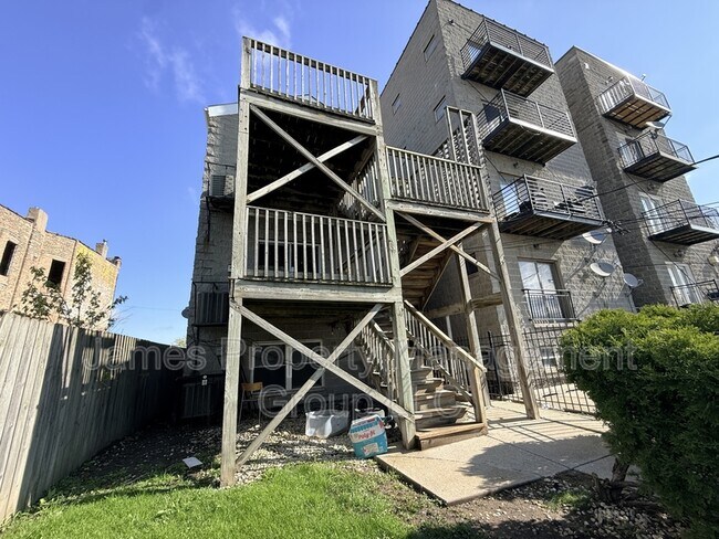 Building Photo - 2731 W Congress Pkwy