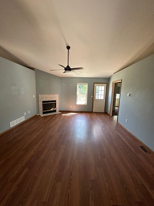 Building Photo - Spacious 5 Bedroom 3 Bath Home