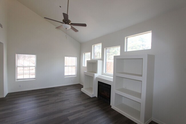Building Photo - Remodeled End-Unit Townhome @ Village at Elk Run | 3 Bed, 2.5 Bath + 2-Car Garage