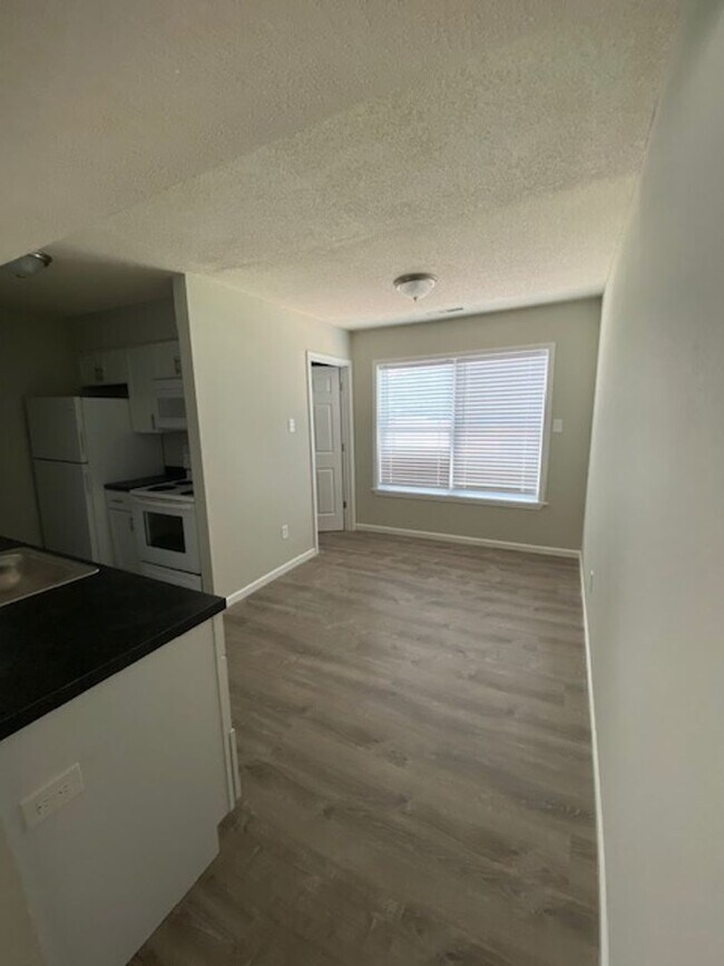 Building Photo - Three Level Condo with Garage