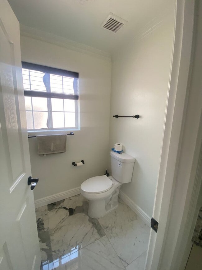 Building Photo - Fully Furnished 3 Bedroom Rental on the Go...