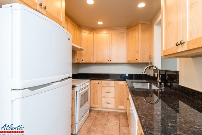 Building Photo - Lovely Condo | Washer/Dryer | Carport