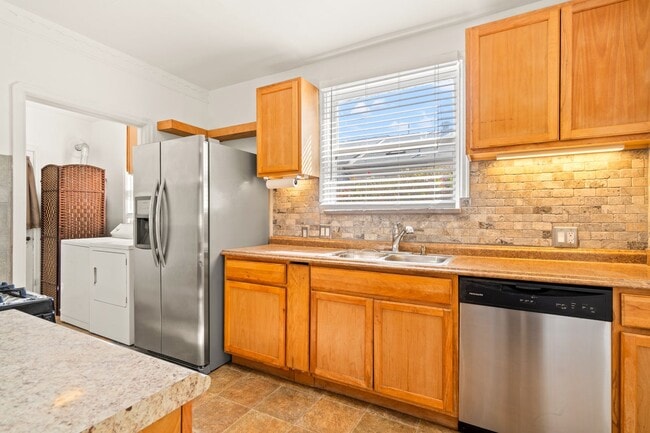 Building Photo - Charming Oakland Oasis with Detached Works...