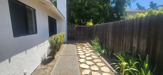 Building Photo - Wonderful 3 Bedroom Home in Greenhaven