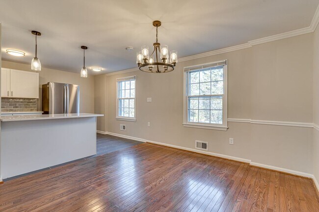 Building Photo - Renovated Home in Pinewood Lake Neighborhood