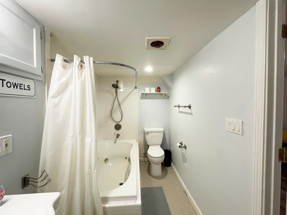 Building Photo - 704 NE 53rd St