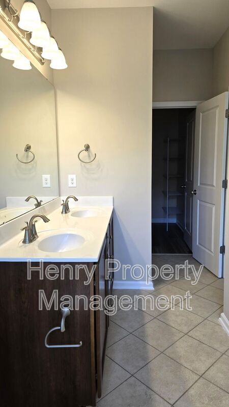 Building Photo - 2457 Baslow Dr