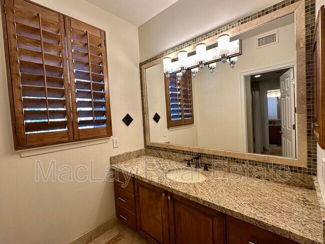 Building Photo - 5711 W Linda Ln