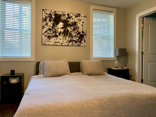 Building Photo - 2658 W Homer St