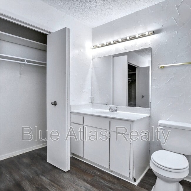 Building Photo - 1705 La Salle Dr