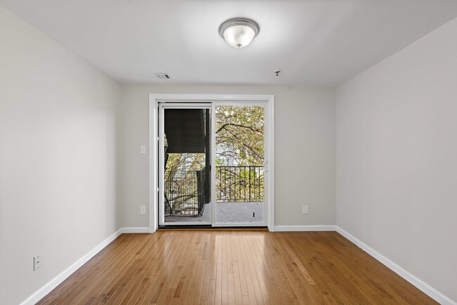 Building Photo - 513 Monroe St