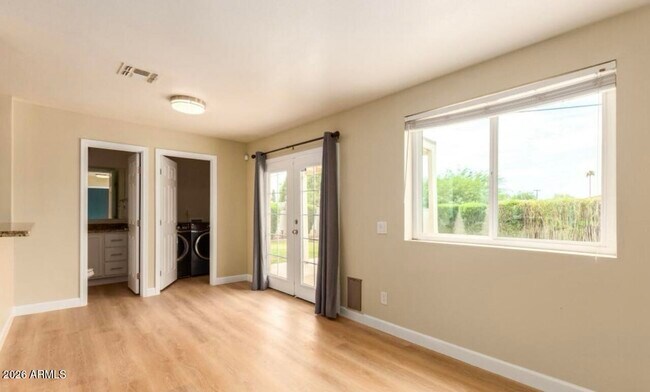 Building Photo - 919 E La Jolla Dr