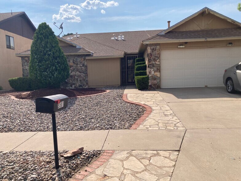 Building Photo - 5501 Vista Sandia NE