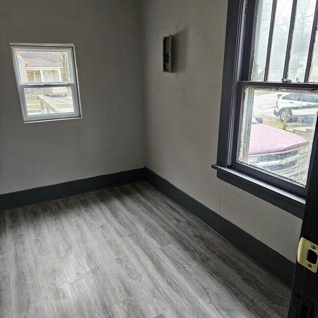 Main Bedroom - 1371 E Blaine St