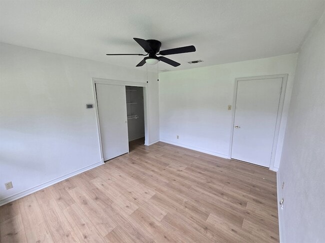 Building Photo - 1590 Gravel Cir N