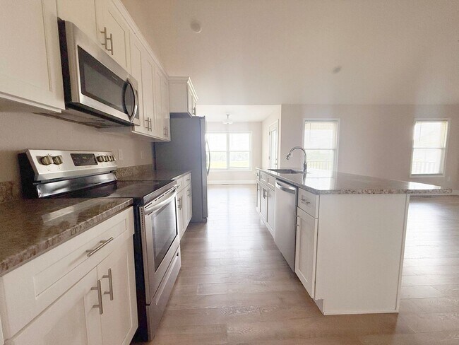 Building Photo - Bright & Spacious 3BR/2BA Home with 2-Car Garage Near I-40 in Crossville