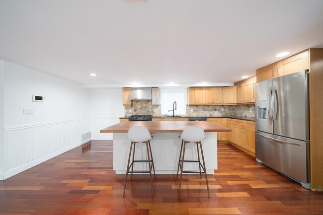 Building Photo - 344 Paterson Plank Rd