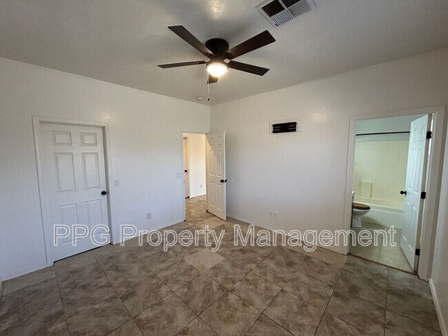 Building Photo - 15601 N Verde St